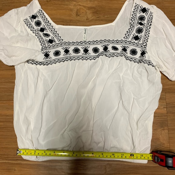 Women’s wide-neck sun blouse, floral stitching - Picture 3 of 6